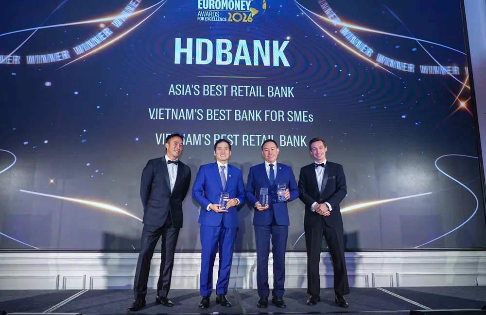 Đại diện HDBank nhận giải “Ngân hàng Bán lẻ tốt nhất châu Á” và 3 giải thưởng uy tín khác do Euromoney vinh danh.