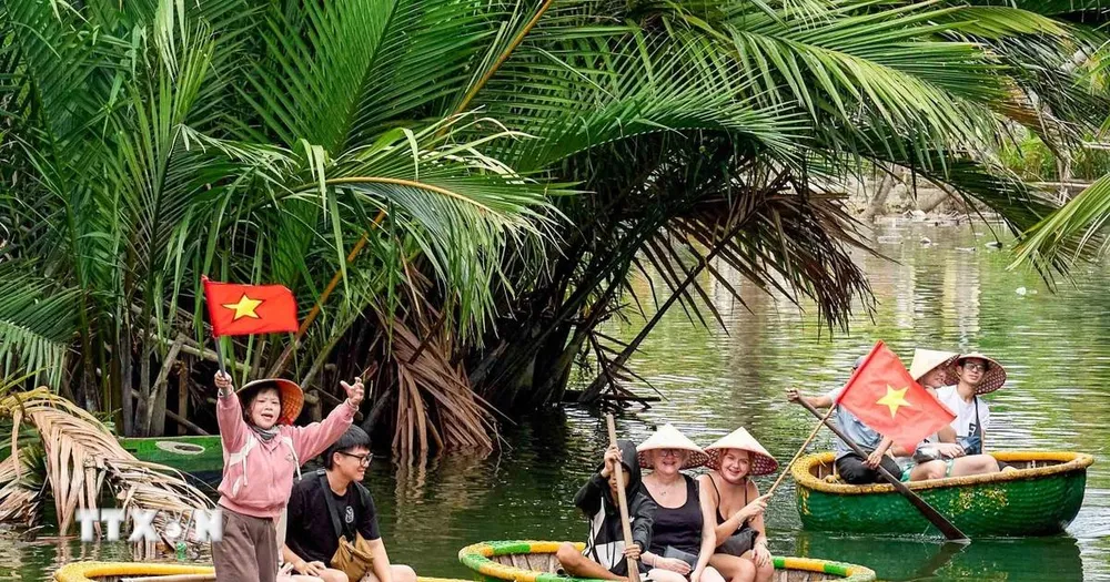 Khách du lịch trải nghiệm tại Việt Nam. (Ảnh: Khánh Hòa/TTXVN) 