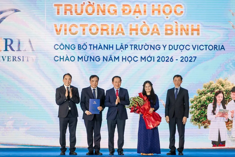 Phó Thủ tướng Lê Tiến Châu trao quyết định đổi tên trường cho PGS.TS Bùi Anh Tuấn, Hiệu trưởng Trường Đại học Victoria Hòa Bình