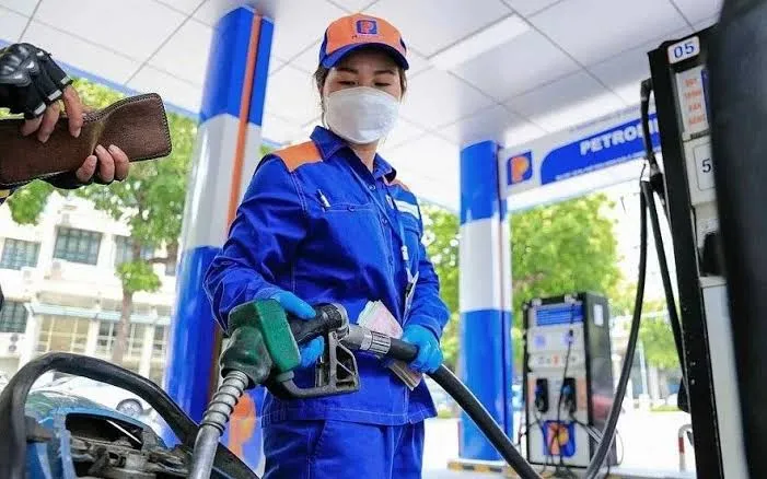 Giá xăng tăng 5 phiên liên tiếp