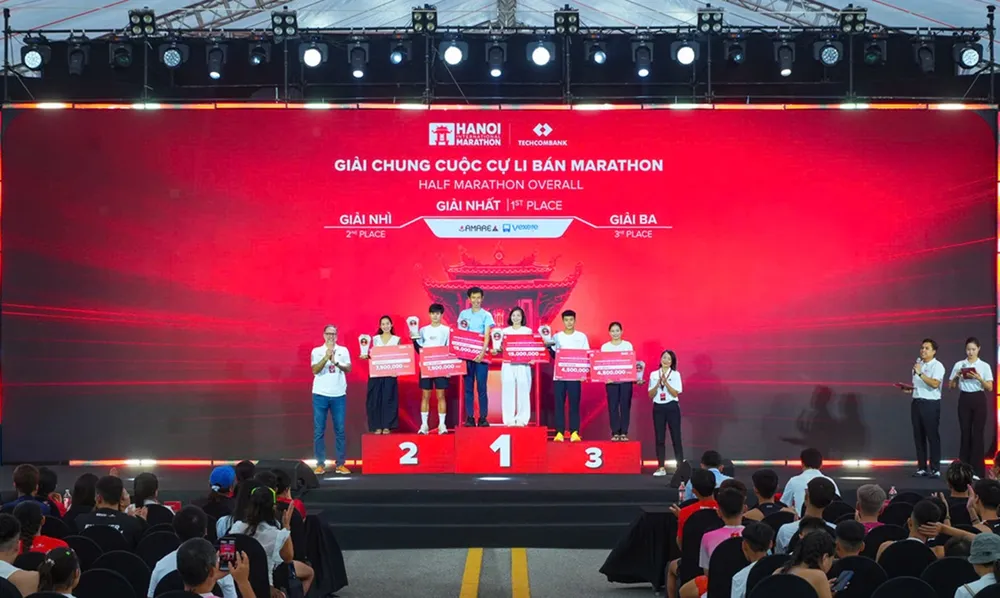 Trao giải Bán Marathon.jpg