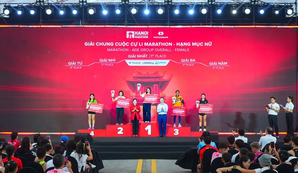 Trao giải Marathon - Nữ.JPG