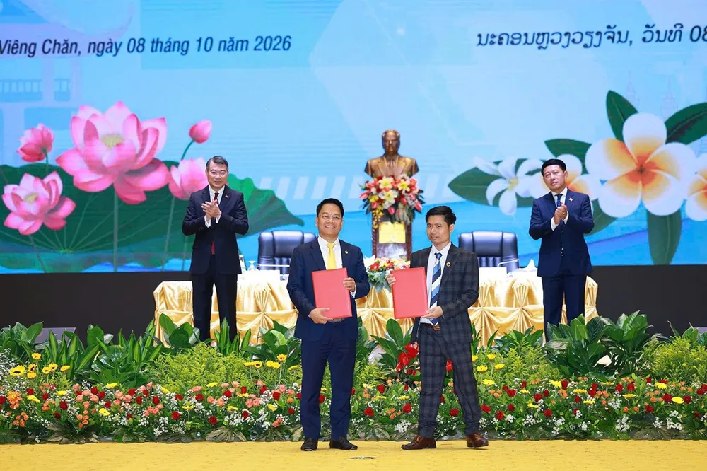 Tại Hội nghị xúc tiến đầu tư Việt Nam - Lào chiều 8-10 tại Thủ đô Vientiane, 17 giấy chứng nhận đầu tư và thỏa thuận hợp tác của doanh nghiệp đã được Thủ tướng hai nước chứng kiến, trong đó, Savan 2 là hợp tác lớn nhất. Ảnh: Dương Giang