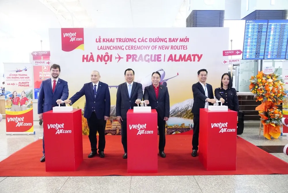 Nghi thức khai trương các đường bay mới.