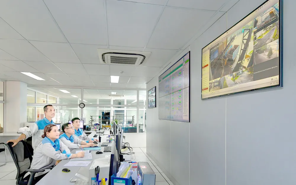 Nhân viên Nhà máy Nước Thủ Đức III thao tác điều hành sản xuất trên hệ thống SCADA
