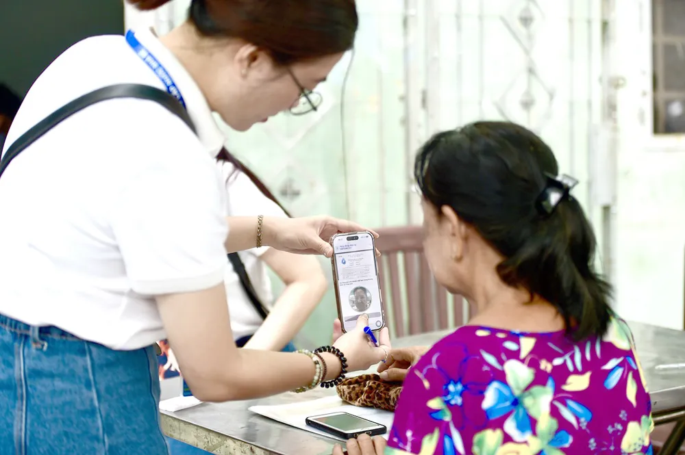 Các thủ tục về cấp nước giờ đây có thể thực hiện nhanh chóng qua nền tảng số (Ảnh chụp tại Công ty cổ phần Cấp nước Nhà Bè).