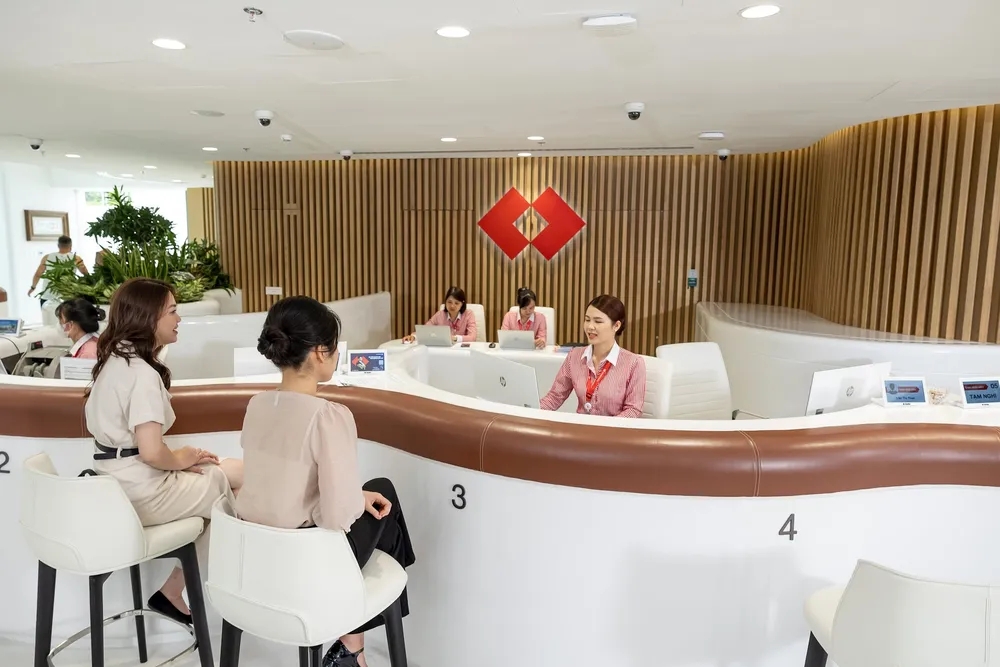 Khách hàng giao dịch tại Techcombank 