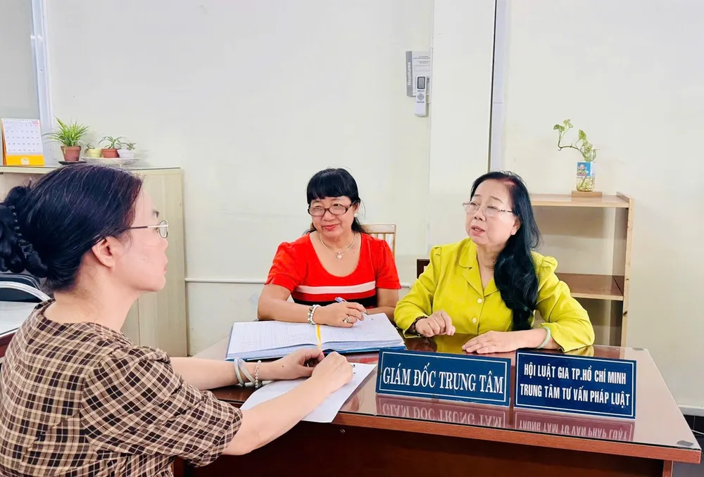 Các Luật gia tại Trung tâm Tư vấn pháp luật Hội Luật gia TPHCM tư vấn pháp lý miễn phí cho người dân.