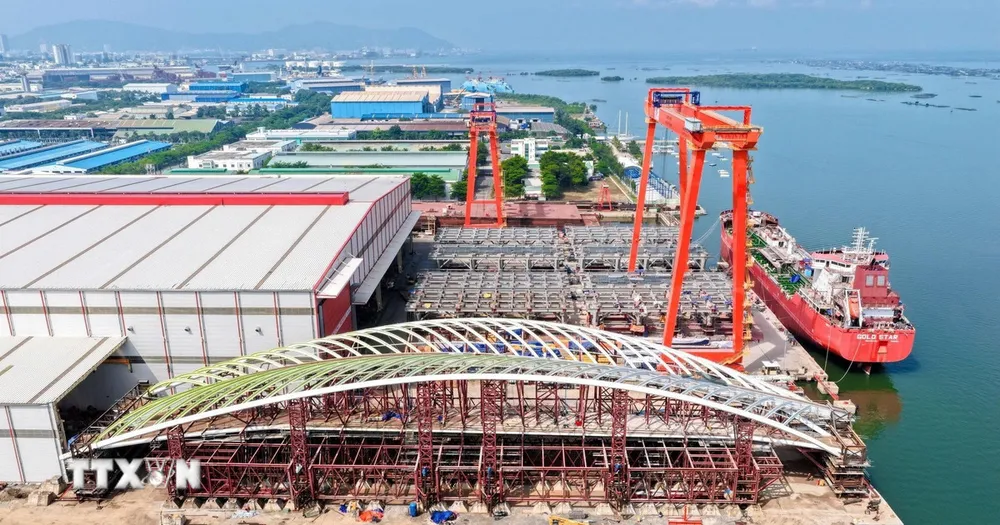 Hạn chế lưu thông trên sông Sài Gòn khi hợp long vòm thép cầu đi bộ