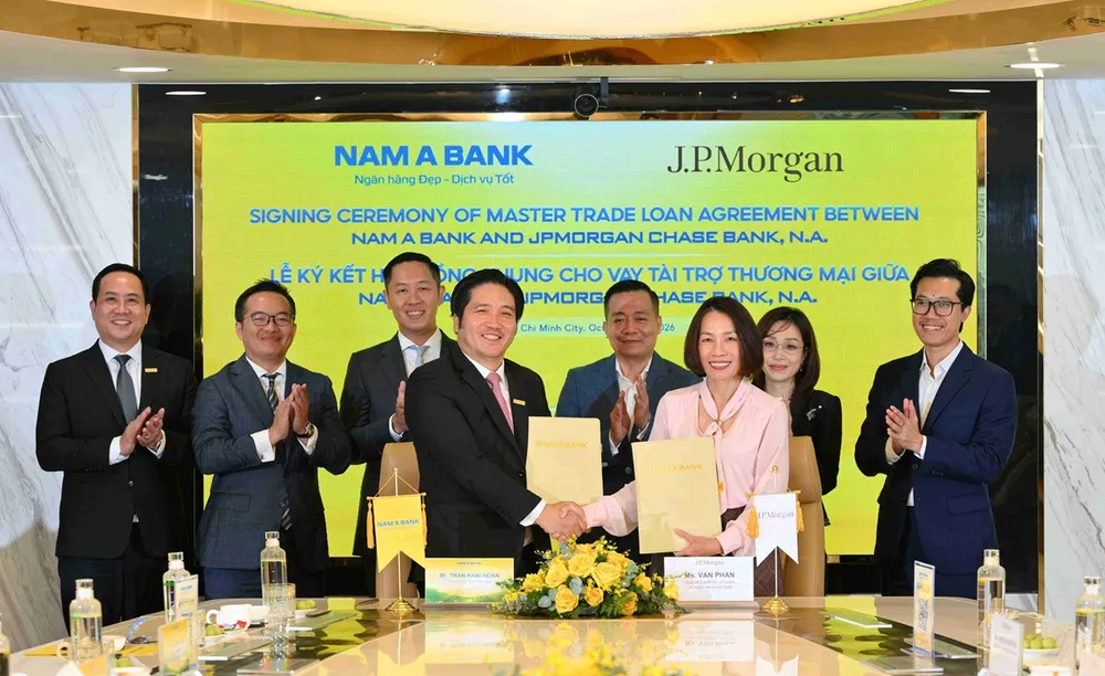 Ông Trần Khải Hoàn, Tổng giám đốc Nam A Bank và bà Phan Bích Vân, Tổng giám đốc JPMorgan Chase ký kết thỏa thuận.