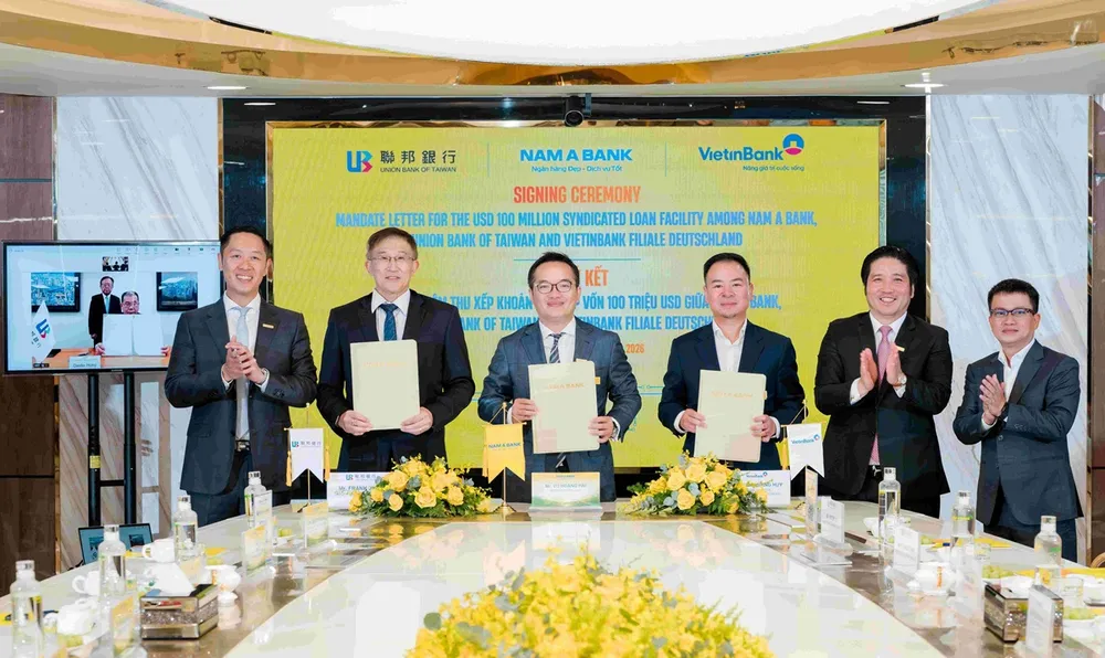 Lãnh đạo các bên ký kết Thư ủy nhiệm khoản vay hợp vốn quốc tế trị giá 100 triệu USD.