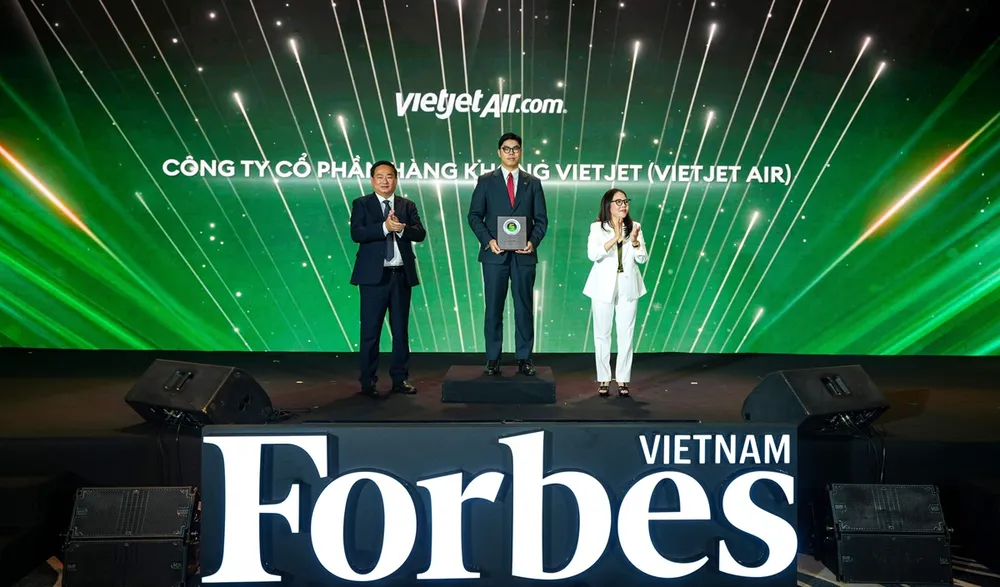 Đại diện Vietjet nhận kỷ niệm chương vinh danh Top 50 Doanh nghiệp dẫn đầu về ESG năm 2026.