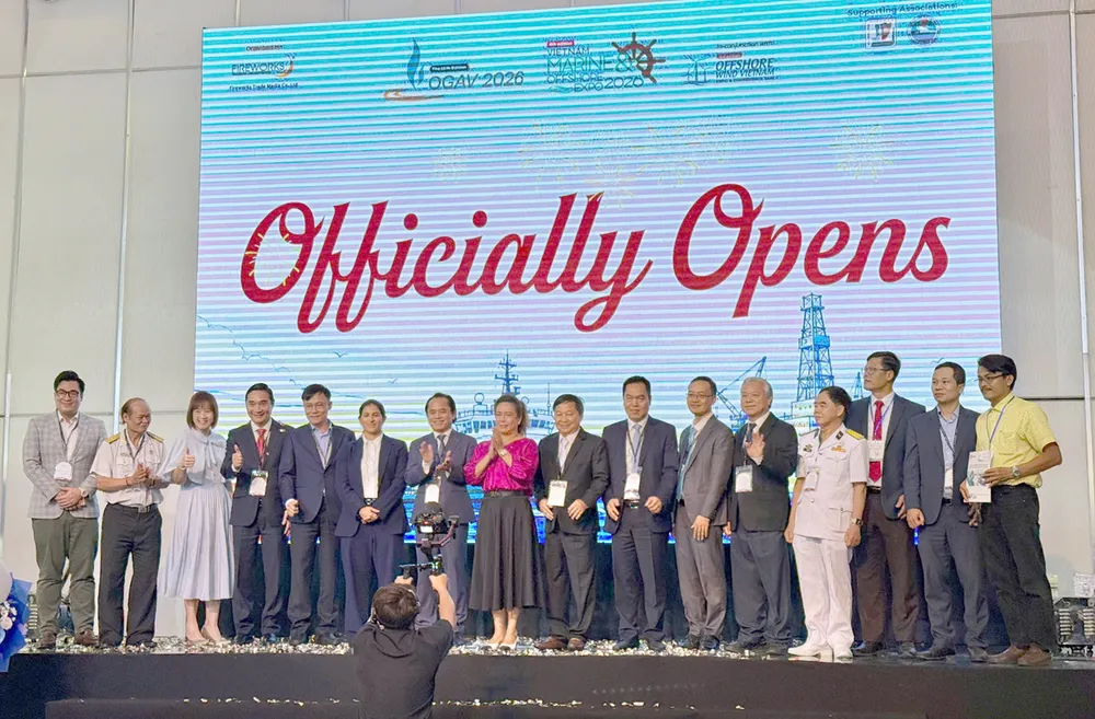 Các đại biểu thực hiện nghi lễ khai mạc triển lãm về ngành dầu khí và hàng hải-đóng tàu