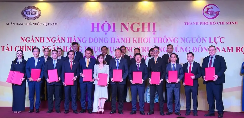 Lãnh đạo các ngân hàng và doanh nghiệp trao cam kết tài trợ, đầu tư tại Hội nghị “Ngành Ngân hàng đồng hành khơi thông nguồn lực Tài chính - Ngân hàng phục vụ tăng trưởng vùng Đông Nam Bộ giai đoạn 2026-2030”