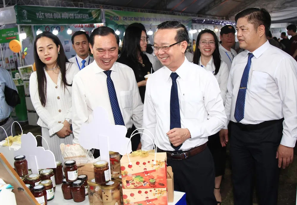 Lãnh đạo thành phố tham quan gian hàng trưng bày sản phẩm OCOP tại sự kiện quảng bá, kết nối giao thương sản phẩm OCOP TPHCM năm 2025.