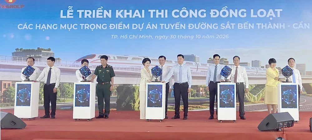 Phó Bí thư Thành ủy TPHCM Nguyễn Sinh Nhật Tân và Phó Chủ tịch UBND TPHCM Hoàng Nguyên Dinh cùng các đại biểu bấm nút triển khai đồng loạt các hạng mục trọng điểm tuyến đường sắt tốc độ cao Bến Thành - Cần Giờ.