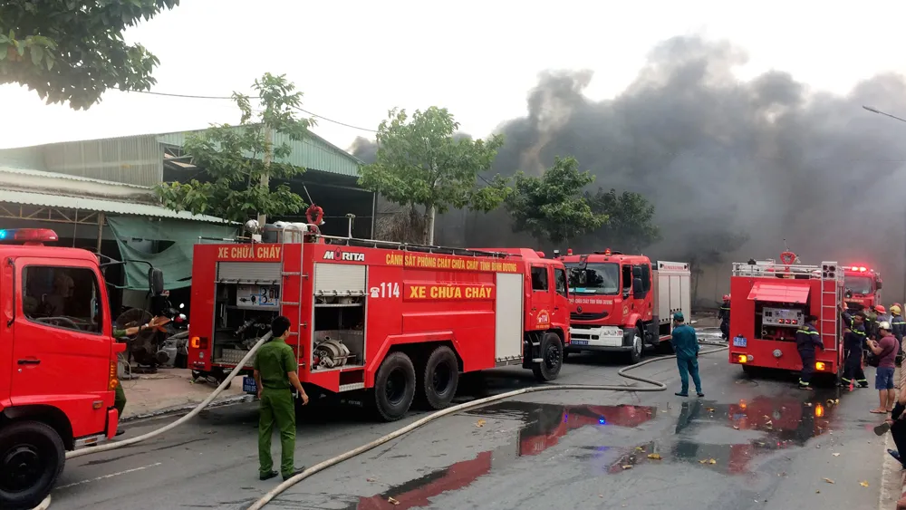 Xe chuyên dụng tham gia chữa cháy tại hiện trường