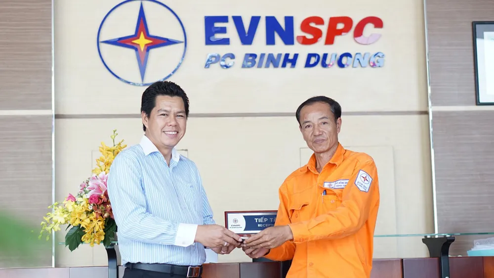 Anh Võ Hồng Khá trả lại tài sản cho người đánh rơi