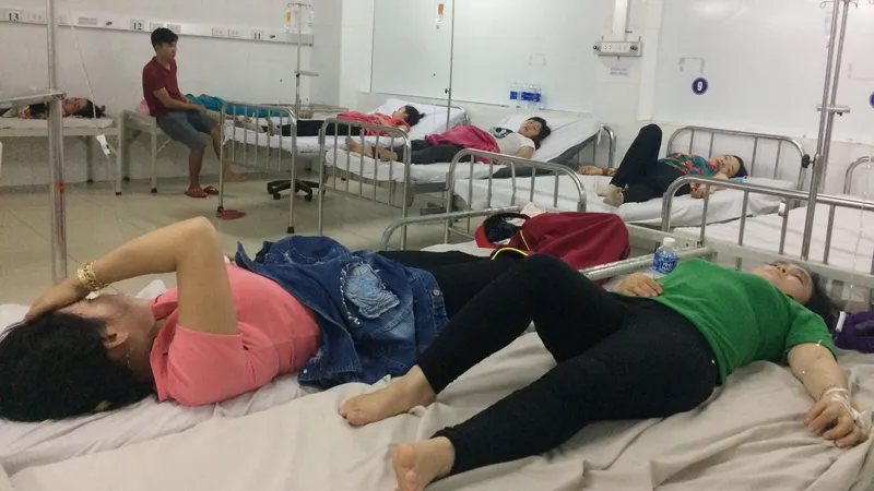 Công nhân đang được điều trị tại Trung tâm y tế thị xã Tân Uyên