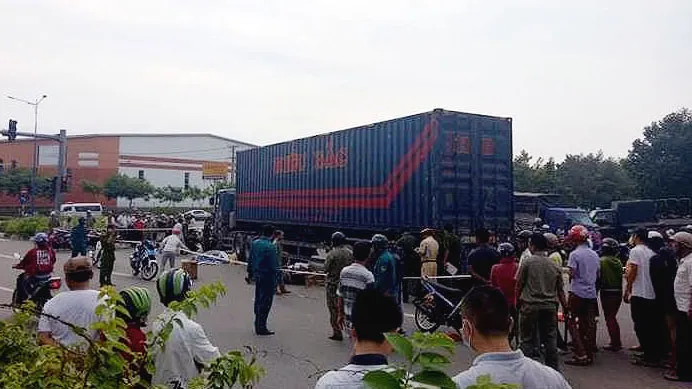 Hiện trường vụ tai nạn làm 3 người trong 1 gia đình thương vong