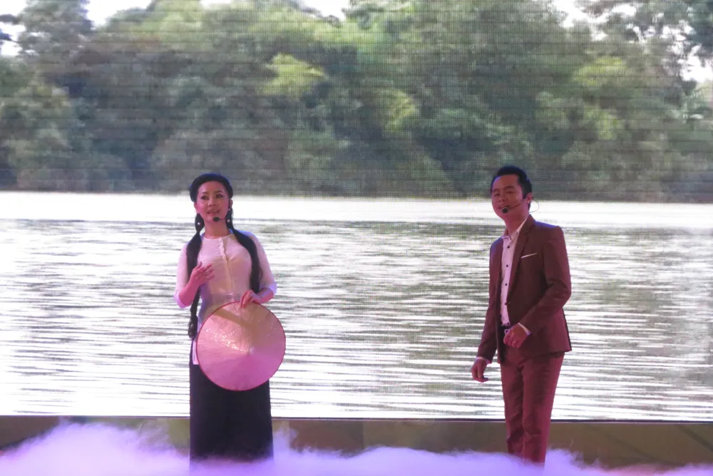 Tiết mục văn nghệ với chủ đề "Lan tỏa hương bưởi Bạch Đằng" 