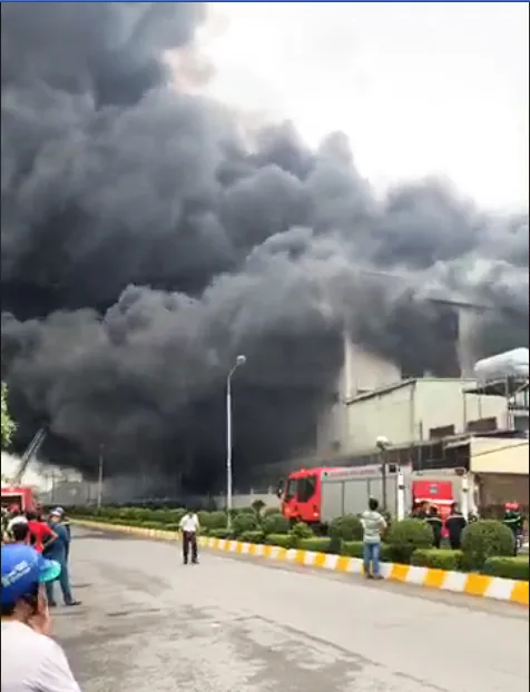 Huy động 200 cán bộ PCCC đến KCN Việt Hương ảnh 10