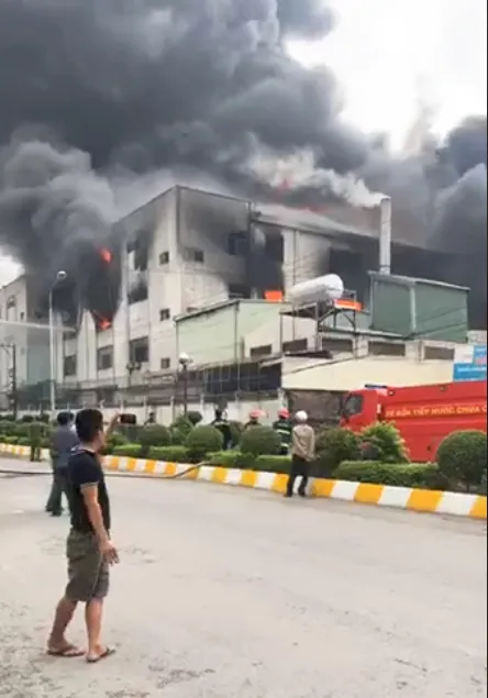 Huy động 200 cán bộ PCCC đến KCN Việt Hương ảnh 11