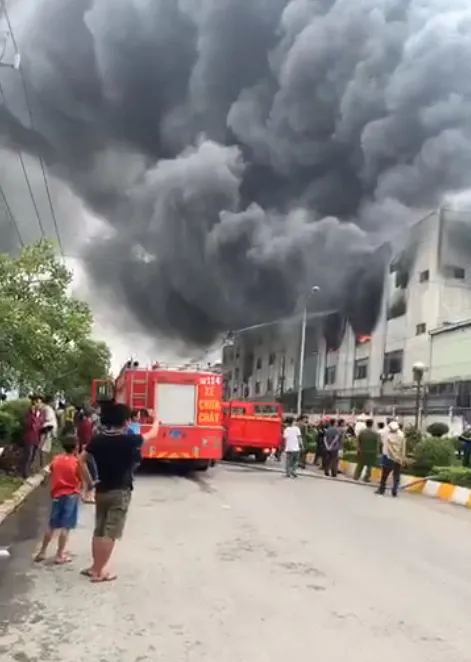 Huy động 200 cán bộ PCCC đến KCN Việt Hương ảnh 13