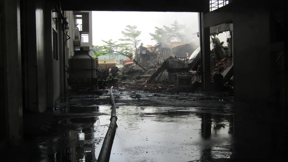 Cảnh tan hoang sau vụ cháy ở KCN Việt Hương ảnh 4