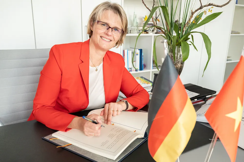 Bà Anja Karliczek tại buổi ký kết