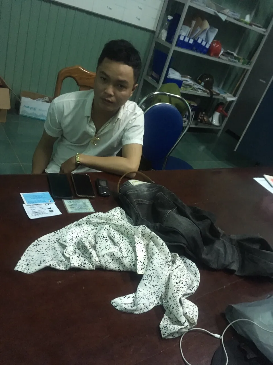 Bắt giữ đối tượng quay lén các cặp tình nhân ở phòng khách sạn để uy hiếp, cưỡng đoạt tài sản ảnh 1