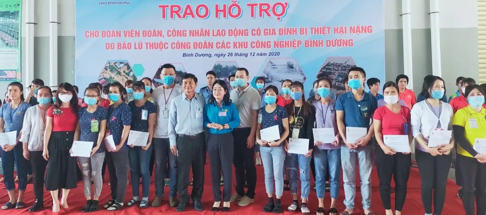 Lãnh đạo Ủy ban MTTQ Việt Nam tỉnh Bình Dương và LĐLĐ tỉnh Bình Dương trao tiền hỗ trợ cho công nhân