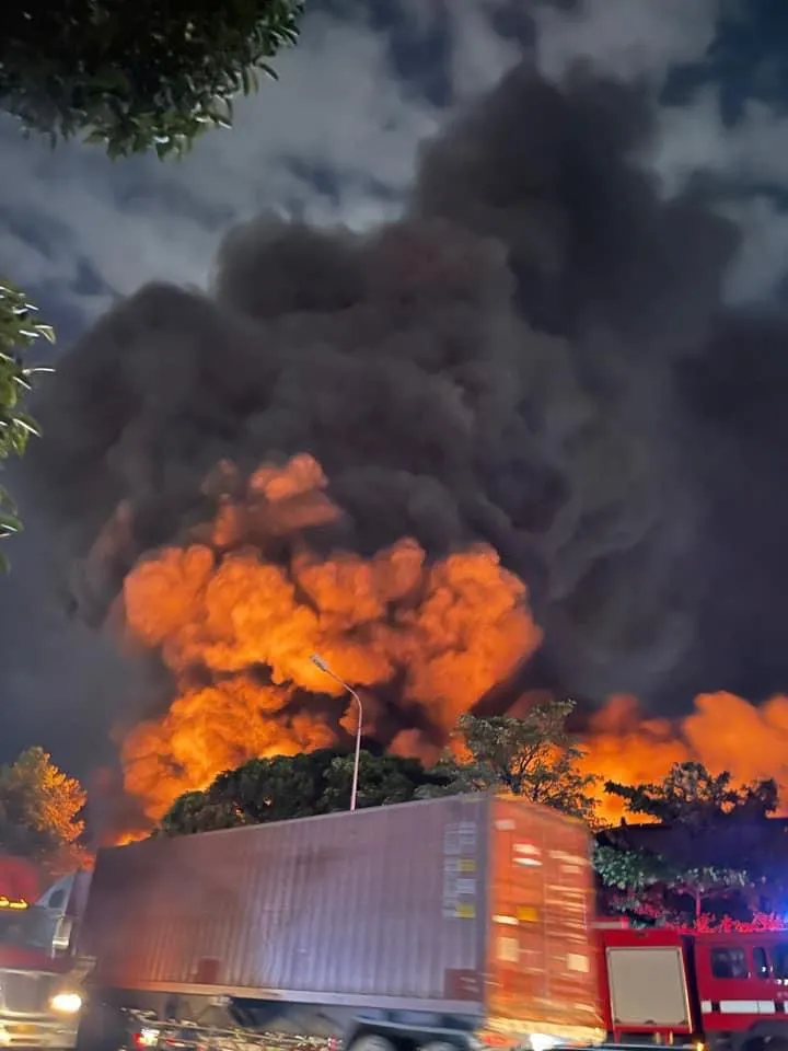 Cháy kho hàng trong KCN Sóng Thần 1, Bình Dương ảnh 1