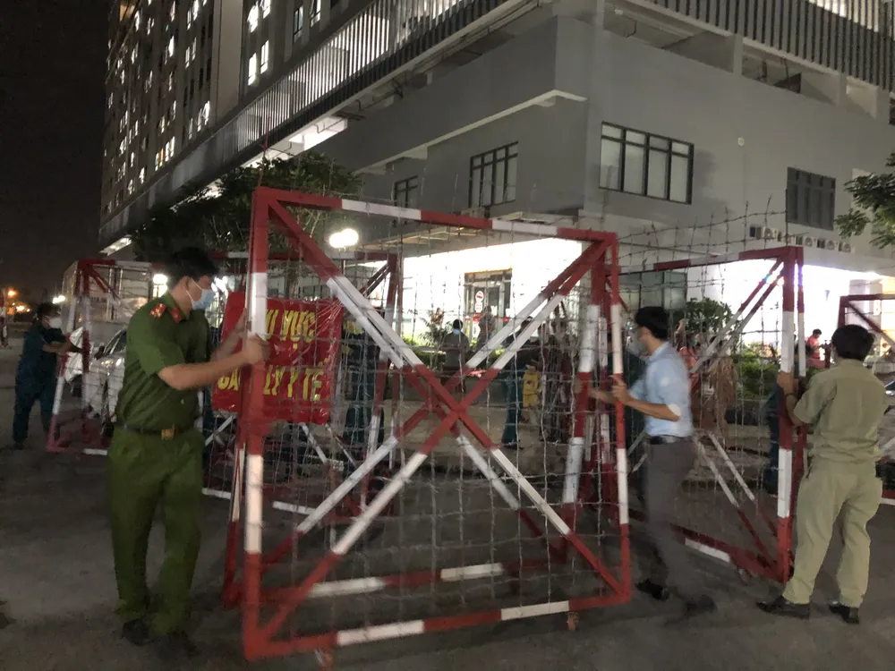 Sáng 6-7, TP Thủ Dầu Một, tỉnh Bình Dương đã khoanh vùng cách ly y tế tạm thời đối với cửa hàng xăng dầu số 03, đường Cách Mạng Tháng Tám, khu phố 1, phường Chánh Nghĩa và cửa hàng xăng dầu số 04 cùng thuộc Công ty Xăng dầu Sông Bé (Petrolimex) trên đường