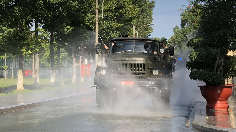 Phun khử khuẩn ở các khu vực công cộng