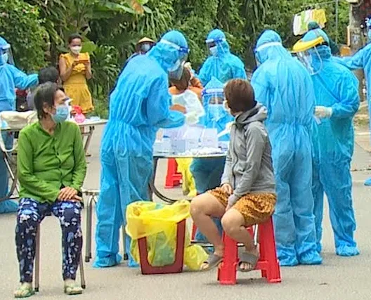 Lực lượng chức năng phường Phú Cường, TP Thủ Dầu Một xét nghiệm cho người dân trên địa bàn