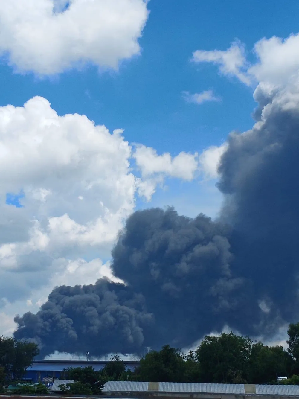 Cháy lớn tại công ty sản xuất mút xốp trong KCN Nam Tân Uyên ảnh 1