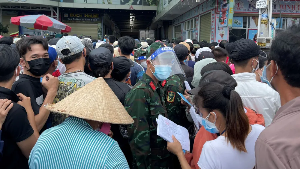 Người dân tập trung đông đúc chờ tiêm vaccine tại điểm tiêm trên địa bàn phường Thuận Giao, TP Thuận An
