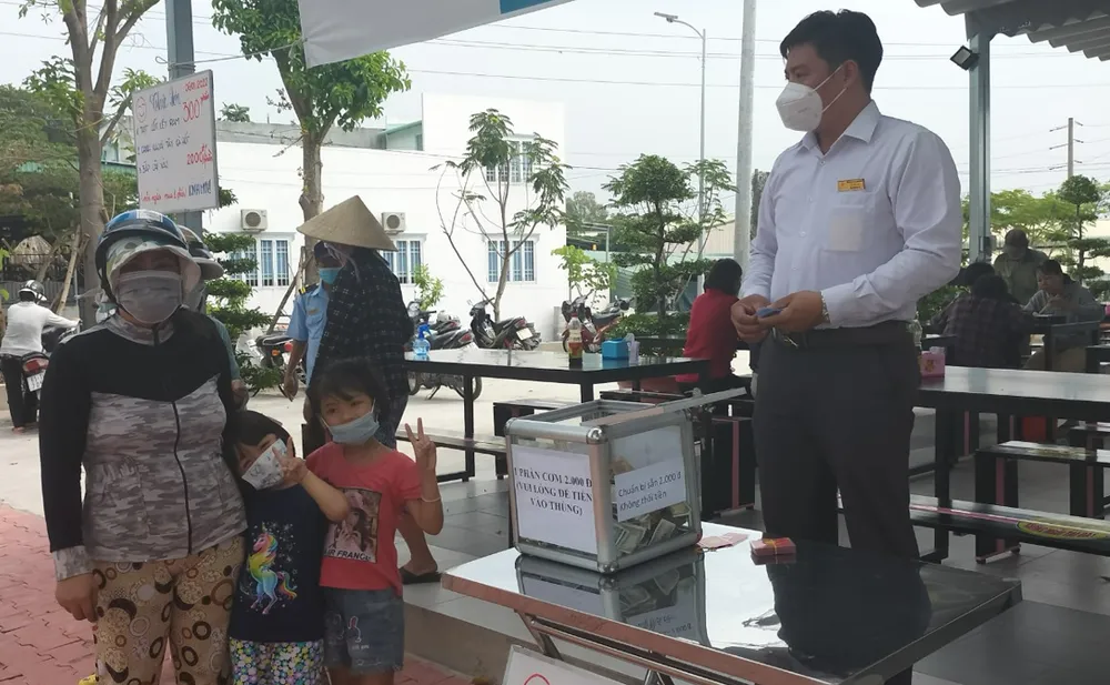 Nhiều người dân ấm lòng với quán cơm 2.000 đồng. Ảnh: XUÂN TRUNG