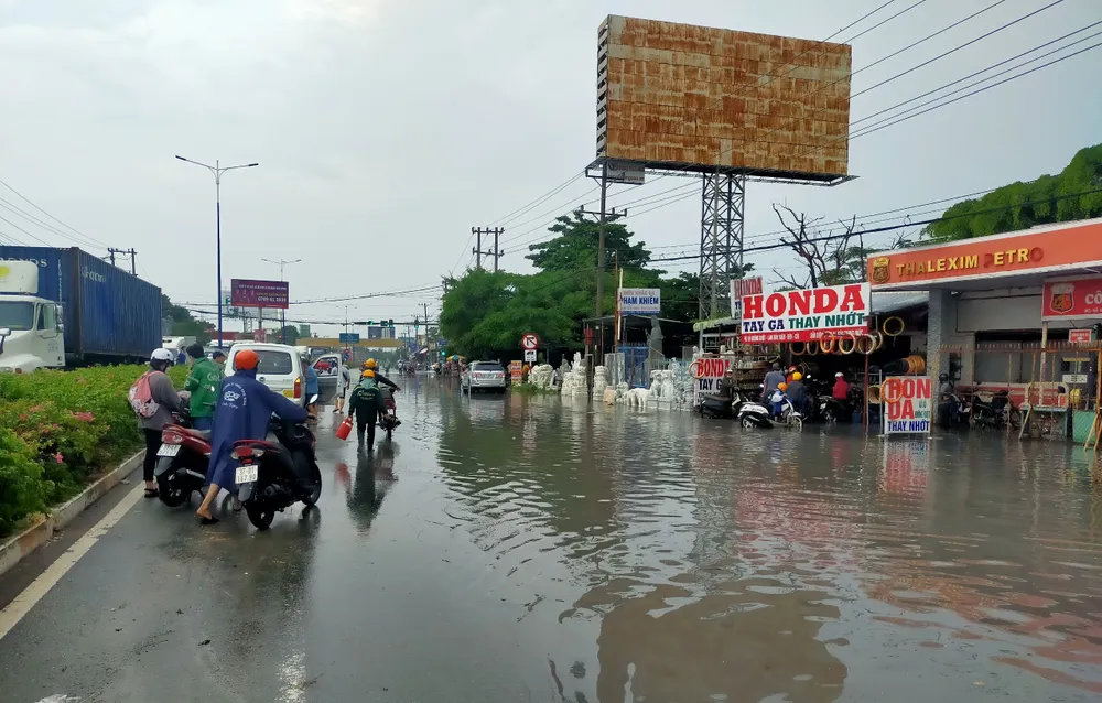 Bình Dương: Mưa lớn gây ngập ở nhiều nơi ảnh 1
