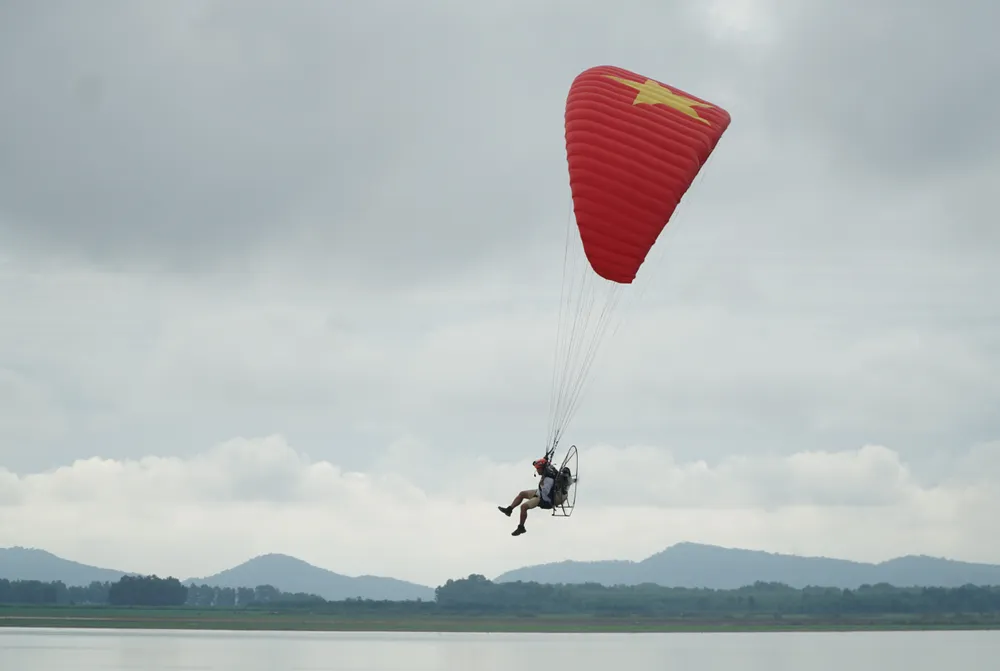 Tây Ninh lần đầu tổ chức biểu diễn dù lượn  ảnh 1