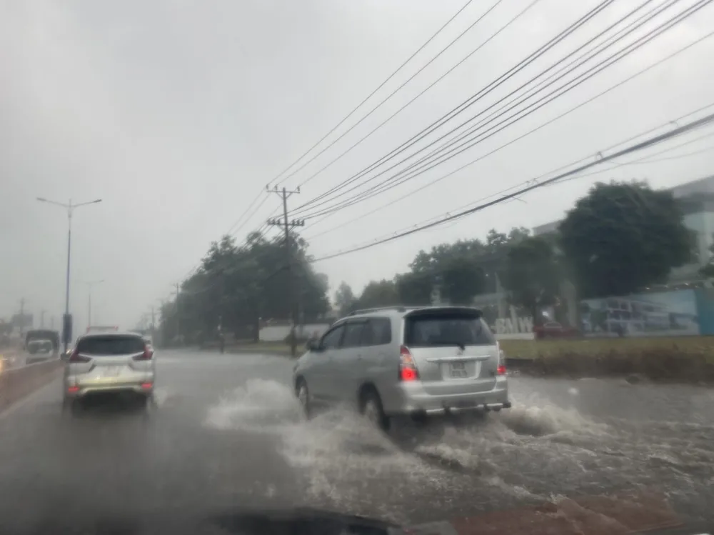 Bình Dương: Quốc lộ 13 lại ngập sau mưa lớn ảnh 2