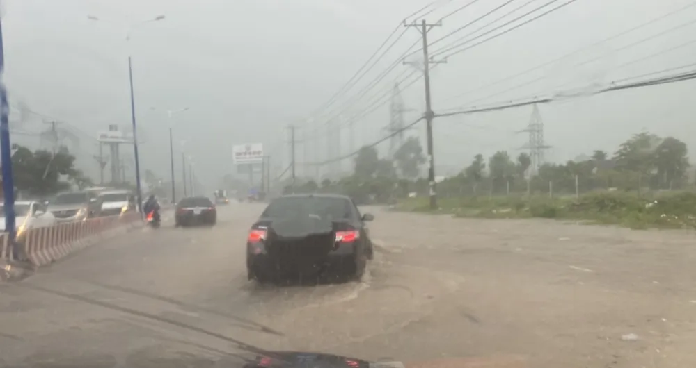 Bình Dương: Quốc lộ 13 lại ngập sau mưa lớn ảnh 1