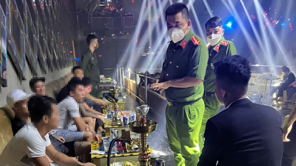 Bình Dương: Rút giấy phép nhiều cơ sở karaoke, massage ảnh 1