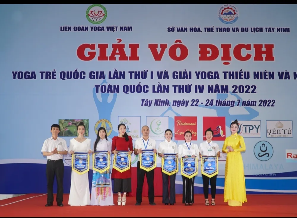 Các đoàn nhận cờ lưu niệm tại Lễ khai mạc giải. Ảnh: ĐẠI DƯƠNG