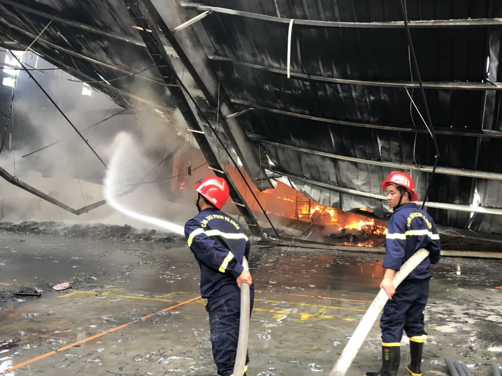 Vụ cháy nhà kho ở TP Dĩ An: Nhiều vật tư, nguyên liệu sản xuất bị thiêu rụi ảnh 1