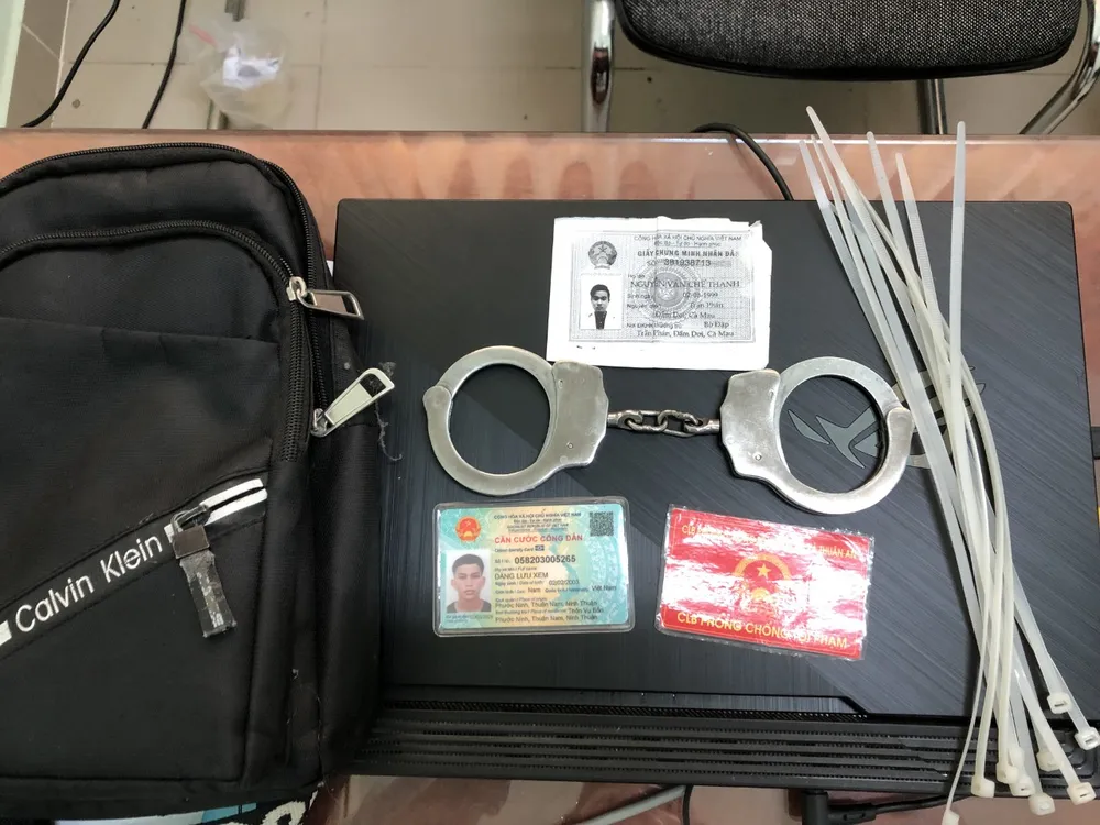 Bình Dương: Hai đối tượng dùng giấy tờ giả kiểm tra hành chính người đi đường  ảnh 1
