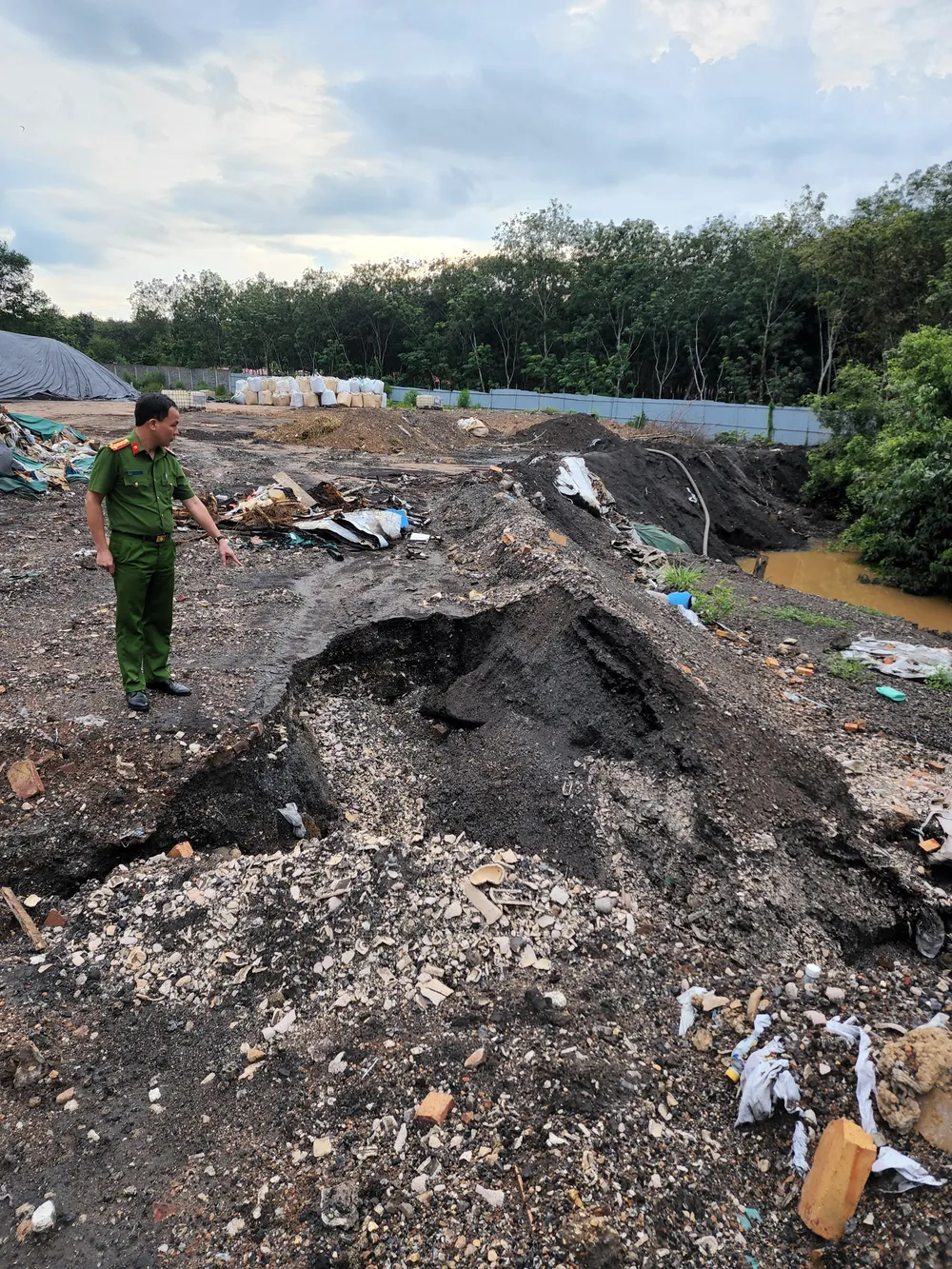 Phát hiện bãi chôn rác thải trái phép quy mô lớn ở Bình Dương ảnh 3
