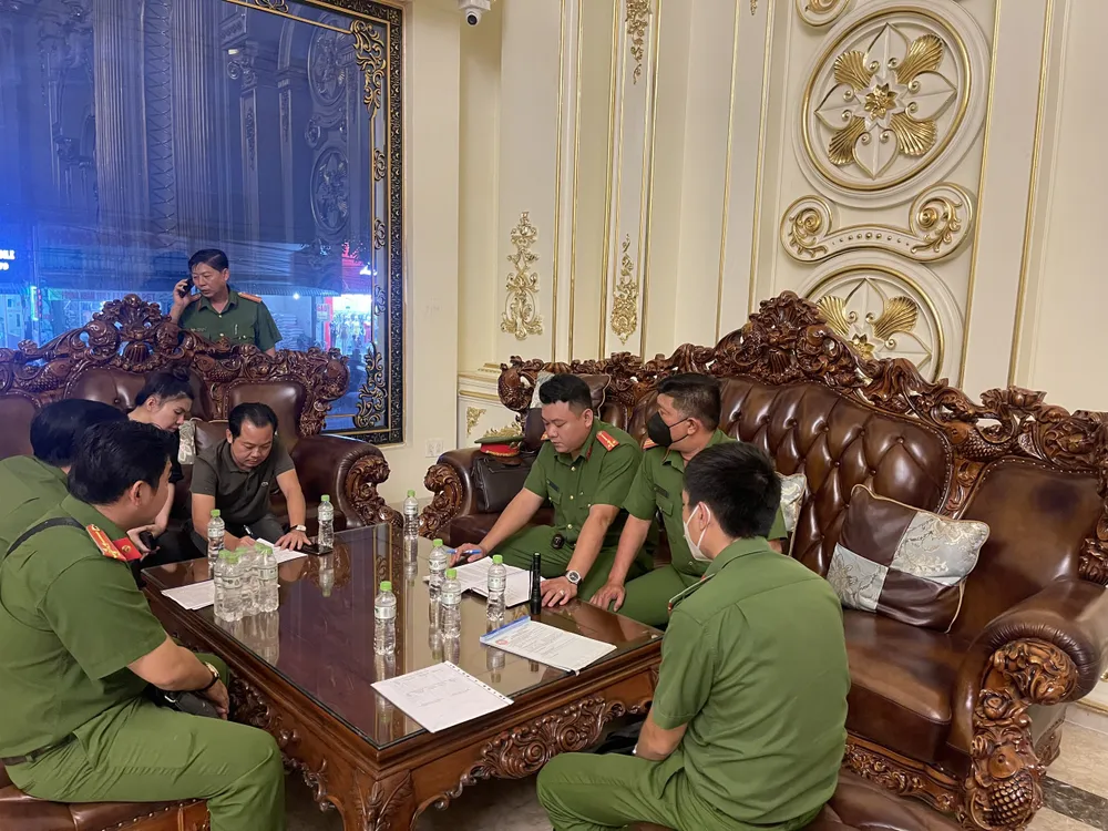 Xử phạt và đình chỉ hoạt động nhiều cơ sở kinh doanh karaoke vi phạm ảnh 1