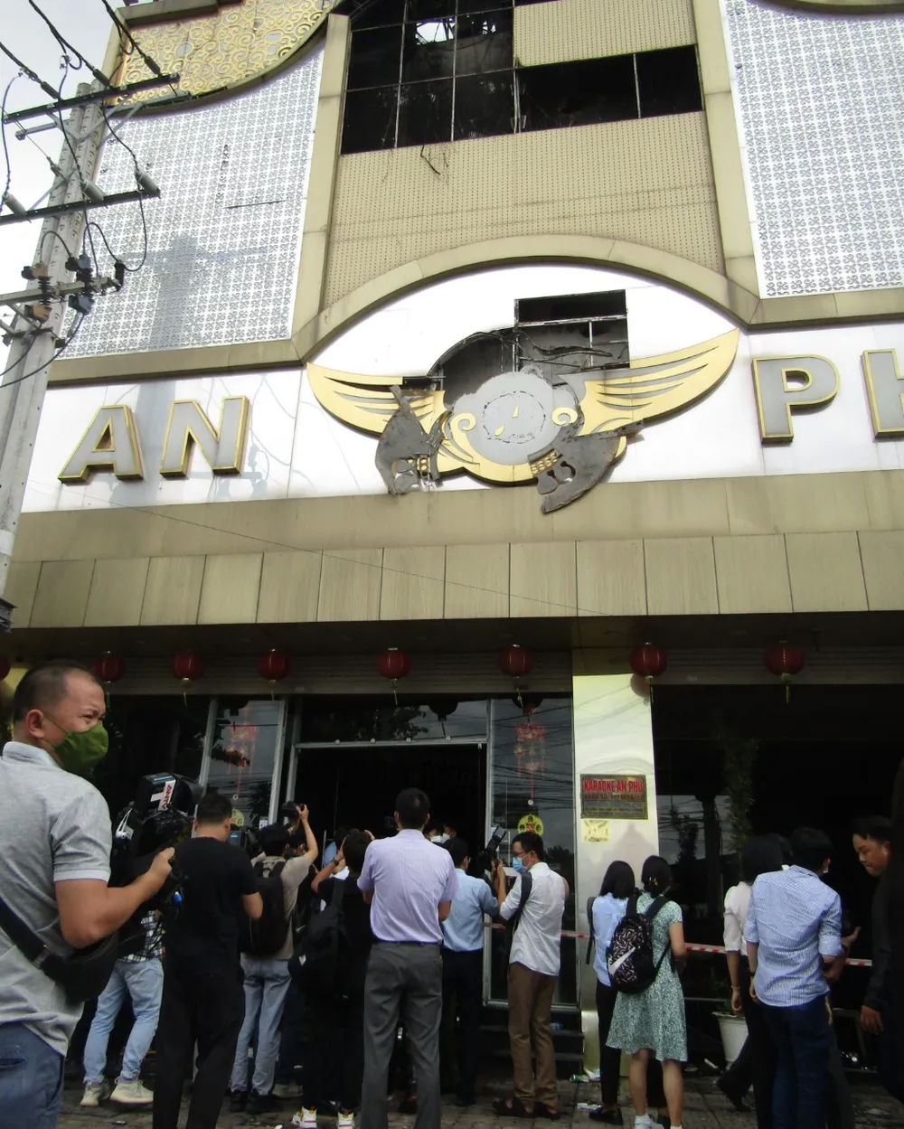 Liên quan vụ cháy quán karaoke làm 32 người thiệt mạng ở Bình Dương: Khởi tố 2 cán bộ công an ảnh 1